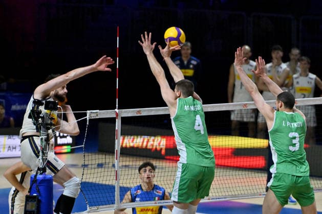 LJUBLJANA, SLOVENIA - JUNE 24: Kamil Rychlicki of Italy (L) in action against Martin Atanasov of Bulgaria (C) during the FIVB Men s Volleyball Nations League match between Bulgaria and Italy at Arena Stozice, Ljubljana on June 24, 2026 in Ljubljana, Slovenia. (Photo by Igor Kupljenik Sports Press Photo).  Copyright: xIgorxKupljenikx xSPPx Sportspressphoto_SPR175106