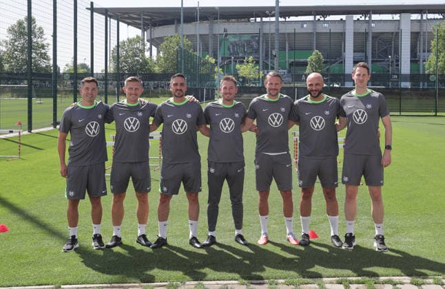 Trainer Tobias Strobl (VfL Wolfsburg) (mitte) und sein Team Fussball, Herren, Saison 2026 2027, 2. Bundesliga, VfL Wolfsburg , Saisonvorbereitung, Trainingsauftakt DFL REGULATIONS PROHIBIT ANY USE OF PHOTOGRAPHS AS IMAGE SEQUENCES AND OR QUASI-VIDEO. *** Coach Tobias Strobl of VfL Wolfsburg (center) and his team: Men s Soccer, 2026–2027 Season, 2. Bundesliga, VfL Wolfsburg, preseason, start of training. DFL REGULATIONS PROHIBIT ANY USE OF PHOTOGRAPHS AS IMAGE SEQUENCES AND OR QUASI-VIDEO