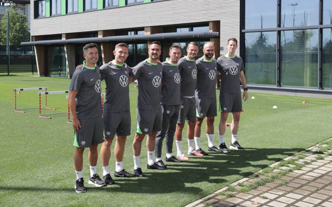 Trainer Tobias Strobl (VfL Wolfsburg) (mitte) und sein Team Fussball, Herren, Saison 2026 2027, 2. Bundesliga, VfL Wolfsburg , Saisonvorbereitung, Trainingsauftakt DFL REGULATIONS PROHIBIT ANY USE OF PHOTOGRAPHS AS IMAGE SEQUENCES AND OR QUASI-VIDEO. *** Coach Tobias Strobl of VfL Wolfsburg (center) and his team: Men s Soccer, 2026–2027 Season, 2. Bundesliga, VfL Wolfsburg, preseason, start of training. DFL REGULATIONS PROHIBIT ANY USE OF PHOTOGRAPHS AS IMAGE SEQUENCES AND OR QUASI-VIDEO