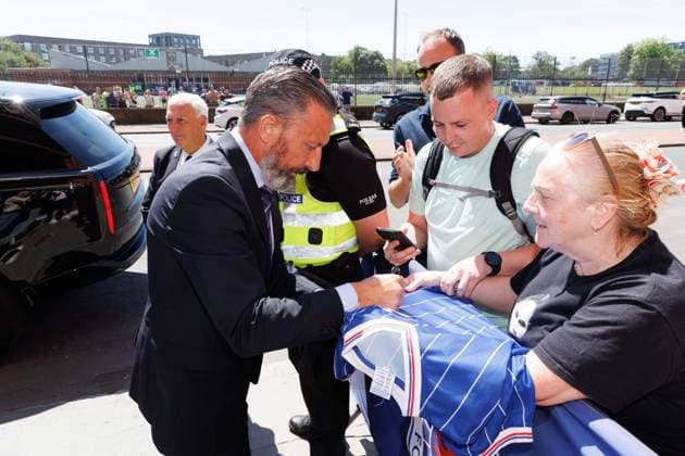 Rangers new manager Derek McInnes meets fans as he arrives at Ibrox. Derek McInnes press conference, PK, Pressekonferenz William Hill Scottish Premiership, Football, Ibrox Stadium, Glasgow, Scotland - 24 Jun 2026Glasgow Ibrox Stadium United Kingdom EDITORIAL USE ONLY No use with unauthorised audio, video, data, fixture lists, club league logos or live services. Online in-match use limited to 120 images, no video emulation. No use in betting, games or single club league player publications.  Copyright: xRobertxPerry Shutterstockx 16957748c