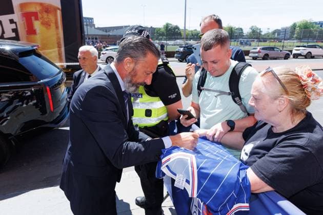 Rangers new manager Derek McInnes meets fans as he arrives at Ibrox. Derek McInnes press conference, PK, Pressekonferenz William Hill Scottish Premiership, Football, Ibrox Stadium, Glasgow, Scotland - 24 Jun 2026Glasgow Ibrox Stadium United Kingdom EDITORIAL USE ONLY No use with unauthorised audio, video, data, fixture lists, club league logos or live services. Online in-match use limited to 120 images, no video emulation. No use in betting, games or single club league player publications.  Copyright: xRobertxPerry Shutterstockx 16957748d