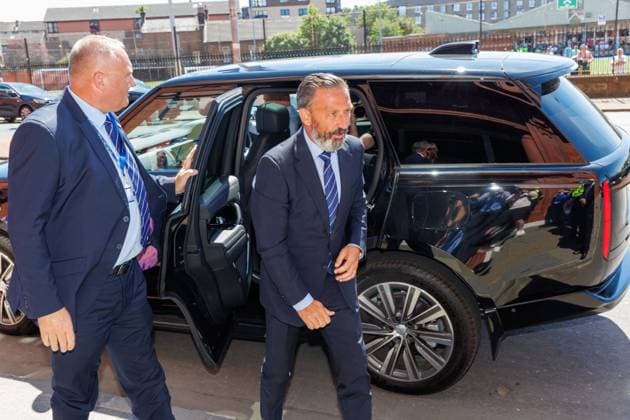 Rangers new manager Derek McInnes meets fans as he arrives at Ibrox. Derek McInnes press conference, PK, Pressekonferenz William Hill Scottish Premiership, Football, Ibrox Stadium, Glasgow, Scotland - 24 Jun 2026Glasgow Ibrox Stadium United Kingdom EDITORIAL USE ONLY No use with unauthorised audio, video, data, fixture lists, club league logos or live services. Online in-match use limited to 120 images, no video emulation. No use in betting, games or single club league player publications.  Copyright: xRobertxPerry Shutterstockx 16957748b