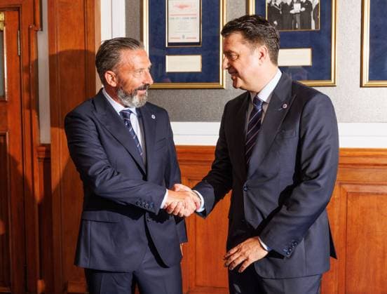 Rangers new manager Derek McInnes is greeted by CEO Jim Gillespie at Ibrox. Derek McInnes press conference, PK, Pressekonferenz William Hill Scottish Premiership, Football, Ibrox Stadium, Glasgow, Scotland - 24 Jun 2026Glasgow Ibrox Stadium United Kingdom EDITORIAL USE ONLY No use with unauthorised audio, video, data, fixture lists, club league logos or live services. Online in-match use limited to 120 images, no video emulation. No use in betting, games or single club league player publications.  Copyright: xRobertxPerry Shutterstockx 16957748f