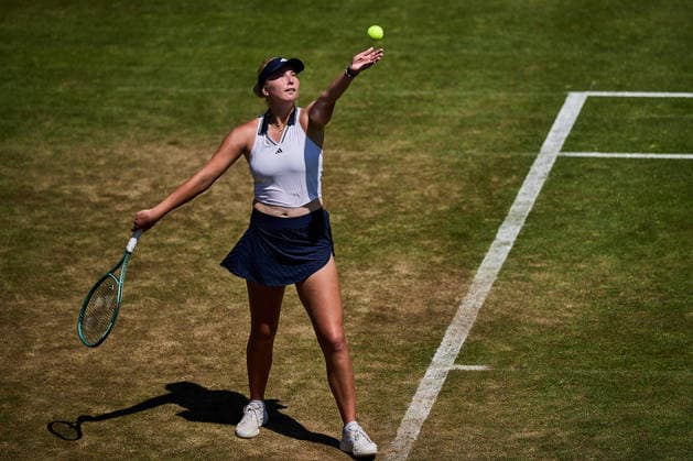 June 24, 2026, Bad Homburg, Hessen, Germany: Clara Tauson of Denmark serves to Qinwen Zheng of China during the BAD HOMBURG OPEN powered by SOLARWATTT- WTA500 - Womens Tennis, 24.6.2026 in Bad Homburg (Tennis-Club Bad Homburg), Germany - Photo: Tennis 2026: Bad Hombug Open - WTA500: TAUSON 5:7 6:4 6:2 ZHENG  - ZUMAs343 20260624_zsp_s343_050 Copyright: xMathiasxSchulzx