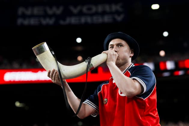 Norway v Senegal - FIFA World Cup, WM, Weltmeisterschaft, Fussball 2026 A fan of Norway blows a horn at the end of the FIFA World Cup 2026 Group I football match between Norway and Senegal. Norway won 3-2 over Senegal. East Rutherford United States Copyright: xNicolòxCampox