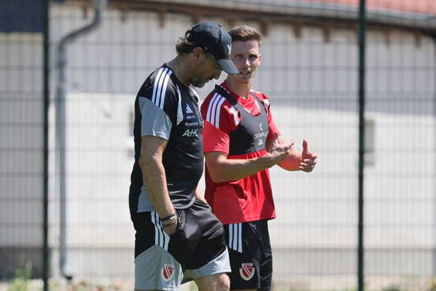 Trainer Claus-Dieter Wollitz (Energie Cottbus, vorn) und 20 Axel Borgmann (Energie Cottbus) Fussball 2. Liga 2026 2027 FC Energie Cottbus - Trainingsauftakt *** Coach Claus Dieter Wollitz, Energie Cottbus (front), and Axel Borgmann, Energie Cottbus, Soccer, 2nd Division, 2026–2027, FC Energie Cottbus, Start of Training