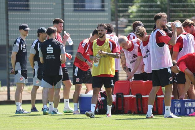 Trinkpause (32 Leonardo Bittencourt (Energie Cottbus, M.)) Fussball 2. Liga 2026 2027 FC Energie Cottbus - Trainingsauftakt *** Water Break 32 Leonardo Bittencourt Energie Cottbus, Men s Soccer 2nd Division 2026–2027 FC Energie Cottbus Start of Training