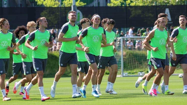 24.06.2026, xrekx, Fussball 2.Bundesliga, VfL Wolfsburg - Trainingsstart Saison 2026 27 v.l. Hauke Wahl (VfL Wolfsburg) Fabian Reese (VfL Wolfsburg) (DFL DFB REGULATIONS PROHIBIT ANY USE OF PHOTOGRAPHS as IMAGE SEQUENCES and or QUASI-VIDEO) Wolfsburg *** June 24, 2026, xrekx, Soccer 2. Bundesliga, VfL Wolfsburg Starts Training for the 2026–27 Season, photo by Hauke Wahl, VfL Wolfsburg, Fabian Reese, VfL Wolfsburg. DFL and DFB regulations prohibit any use of photographs as image sequences and or quasi-video. Wolfsburg