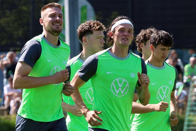 24.06.2026, xrekx, Fussball 2.Bundesliga, VfL Wolfsburg - Trainingsstart Saison 2026 27 v.l. Hauke Wahl (VfL Wolfsburg) Fabian Reese (VfL Wolfsburg) (DFL DFB REGULATIONS PROHIBIT ANY USE OF PHOTOGRAPHS as IMAGE SEQUENCES and or QUASI-VIDEO) Wolfsburg *** June 24, 2026, xrekx, Soccer 2. Bundesliga, VfL Wolfsburg Starts Training for the 2026–27 Season, photo by Hauke Wahl, VfL Wolfsburg, Fabian Reese, VfL Wolfsburg. DFL and DFB regulations prohibit any use of photographs as image sequences and or quasi-video. Wolfsburg
