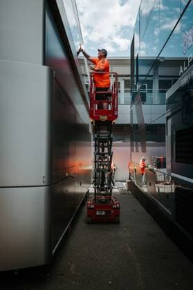 Mitarbeiter reinigt Anhaenger von Audi, Grosser Preis von Oesterreich, Motorsport, Formel 1, Saison 2026, 24.06.2026 Grosser Preis von Oesterreich, Motorsport, Formel 1, Saison 2026, 24.06.2026 Spielberg *** Employee cleaning an Audi trailer, Austrian Grand Prix, Motorsports, Formula 1, 2026 Season, June 24, 2026 Austrian Grand Prix, Motorsports, Formula 1, 2026 Season, June 24, 2026, Spielberg Copyright: xEibner-Pressefoto AlexanderxNeisx EP_ANS