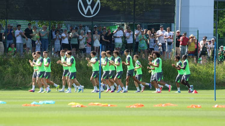 24.06.2026, xrekx, Fussball 2.Bundesliga, VfL Wolfsburg - Trainingsstart Saison 2026 27 v.l. Die Mannschaft bedankt bedanken sich bei den Fans, the player thanks the fans for their support (DFL DFB REGULATIONS PROHIBIT ANY USE OF PHOTOGRAPHS as IMAGE SEQUENCES and or QUASI-VIDEO) Wolfsburg *** June 24, 2026, xrekx, Soccer 2. Bundesliga, VfL Wolfsburg Starts Training for the 2026–27 Season. The team thanks the fans for their support. DFL and DFB regulations prohibit any use of photographs as image sequences and or quasi-video. Wolfsburg