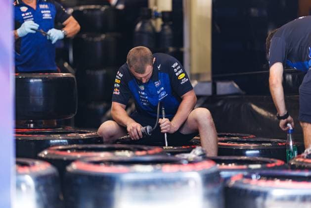 Mechaniker von Red Bull bereiten die Reifen vor, Grosser Preis von Oesterreich, Motorsport, Formel 1, Saison 2026, 24.06.2026 Grosser Preis von Oesterreich, Motorsport, Formel 1, Saison 2026, 24.06.2026 Spielberg *** Red Bull mechanics prepare the tires, Austrian Grand Prix, Motorsports, Formula 1, 2026 Season, June 24, 2026 Austrian Grand Prix, Motorsports, Formula 1, 2026 Season, June 24, 2026, Spielberg Copyright: xEibner-Pressefoto AlexanderxNeisx EP_ANS