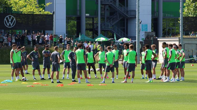 24.06.2026, xrekx, Fussball 2.Bundesliga, VfL Wolfsburg - Trainingsstart Saison 2026 27 v.l. Tobias Strobl (Trainer VfL Wolfsburg) Teamkreis (DFL DFB REGULATIONS PROHIBIT ANY USE OF PHOTOGRAPHS as IMAGE SEQUENCES and or QUASI-VIDEO) Wolfsburg *** June 24, 2026, xrekx, Soccer 2. Bundesliga, VfL Wolfsburg Starts Training for the 2026–27 Season; from left: Tobias Strobl, Coach of VfL Wolfsburg; Team Roster; DFL; DFB; REGULATIONS PROHIBIT ANY USE OF PHOTOGRAPHS as IMAGE SEQUENCES and or QUASI-VIDEO; Wolfsburg