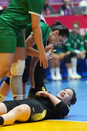 (260624) -- JINZHONG, June 24, 2026 -- Liang Jing of China (below) falls during the preliminary round Group E handball match between China and Algeria at the 25th IHF Women s U20 Handball World Championship, WM, Weltmeisterschaft 2026 in Jinzhong, north China s Shanxi Province, June 24, 2026. ) (SP)CHINA-SHANXI-JINZHONG-IHF-U20 WOMEN S WORLD CHAMPIONSHIP-CHINA VS ALGERIA (CN) YangxChenguang 
