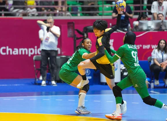 (260624) -- JINZHONG, June 24, 2026 -- Zhang Shuoyan (C) of China competes during the preliminary round Group E handball match between China and Algeria at the 25th IHF Women s U20 Handball World Championship, WM, Weltmeisterschaft 2026 in Jinzhong, north China s Shanxi Province, June 24, 2026. ) (SP)CHINA-SHANXI-JINZHONG-IHF-U20 WOMEN S WORLD CHAMPIONSHIP-CHINA VS ALGERIA (CN) YangxChenguang 