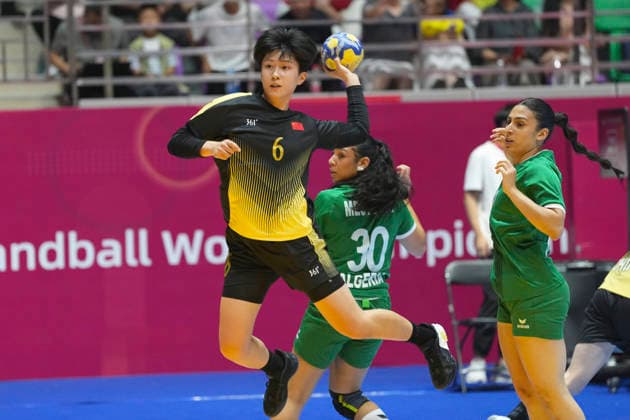 (260624) -- JINZHONG, June 24, 2026 -- Fu Yujie (L) of China competes during the preliminary round Group E handball match between China and Algeria at the 25th IHF Women s U20 Handball World Championship, WM, Weltmeisterschaft 2026 in Jinzhong, north China s Shanxi Province, June 24, 2026. ) (SP)CHINA-SHANXI-JINZHONG-IHF-U20 WOMEN S WORLD CHAMPIONSHIP-CHINA VS ALGERIA (CN) YangxChenguang 