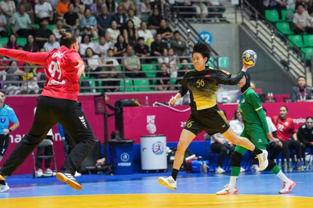 (260624) -- JINZHONG, June 24, 2026 -- Cheng Yahan (C) of China competes during the preliminary round Group E handball match between China and Algeria at the 25th IHF Women s U20 Handball World Championship, WM, Weltmeisterschaft 2026 in Jinzhong, north China s Shanxi Province, June 24, 2026. ) (SP)CHINA-SHANXI-JINZHONG-IHF-U20 WOMEN S WORLD CHAMPIONSHIP-CHINA VS ALGERIA (CN) YangxChenguang 