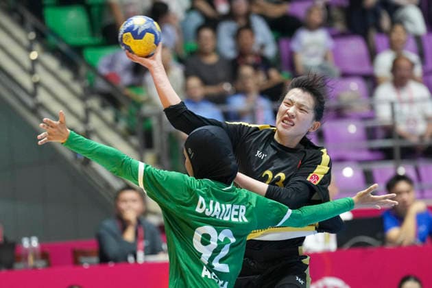 (260624) -- JINZHONG, June 24, 2026 -- Zheng Yun (R) of China competes during the preliminary round Group E handball match between China and Algeria at the 25th IHF Women s U20 Handball World Championship, WM, Weltmeisterschaft 2026 in Jinzhong, north China s Shanxi Province, June 24, 2026. ) (SP)CHINA-SHANXI-JINZHONG-IHF-U20 WOMEN S WORLD CHAMPIONSHIP-CHINA VS ALGERIA (CN) YangxChenguang 
