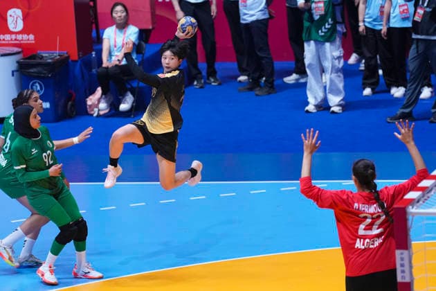 (260624) -- JINZHONG, June 24, 2026 -- Sha Yiyao (3rd L) of China competes during the preliminary round Group E handball match between China and Algeria at the 25th IHF Women s U20 Handball World Championship, WM, Weltmeisterschaft 2026 in Jinzhong, north China s Shanxi Province, June 24, 2026. ) (SP)CHINA-SHANXI-JINZHONG-IHF-U20 WOMEN S WORLD CHAMPIONSHIP-CHINA VS ALGERIA (CN) YangxChenguang 