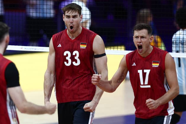 Volleyball Nations League 2026 Match Argentina - Germany Simon Valentin Torwie and Jan Zimmermann celebrate with the team during the Volleyball Nations League match Argentina - Germany at PreZero Arena Gliwice in Gliwice, Poland on June 24, 2026. Gliwice Poland  Copyright: xJakubxPorzyckix originalFilename:porzycki-volleyba260624_npBKK.jpg