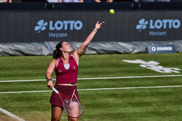 June 24, 2026, Bad Homburg, Hessen, Germany: Emma Navarro of United States serves to Iga Swiatek of Poland during the BAD HOMBURG OPEN powered by SOLARWATTT- WTA500 - Womens Tennis, 24.6.2026 in Bad Homburg (Tennis-Club Bad Homburg), Germany - Photo: Tennis 2026: Bad Hombug Open - WTA500: NAVARO Vs SWIATEK  - ZUMAs343 20260624_zsp_s343_077 Copyright: xMathiasxSchulzx