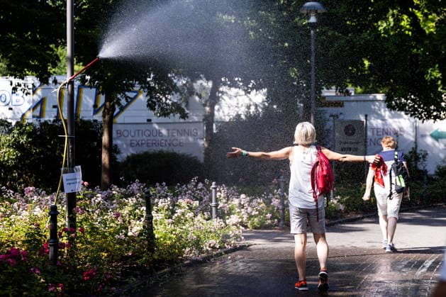 BAD HOMBURG, GERMANY - JUNE 24: Spectators refreshing at one of the water stations created due to the heatwave during the Bad Homburg Open powered by Solarwatt at Kurpark Bad Homburg on June 24, 2026 in Bad Homburg, Germany. Hessen Germany Copyright: xSteffiexWunderlx