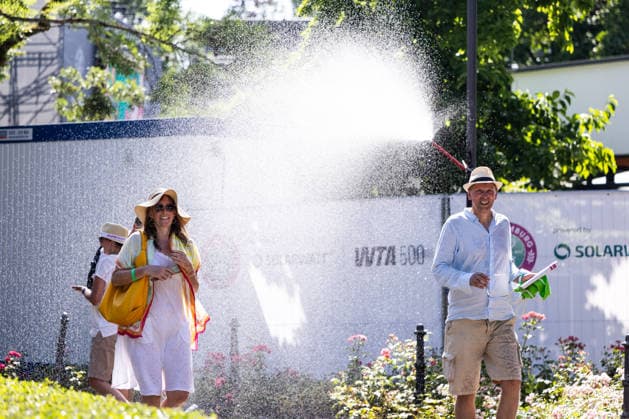 BAD HOMBURG, GERMANY - JUNE 24: Spectators refreshing at one of the water stations created due to the heatwave during the Bad Homburg Open powered by Solarwatt at Kurpark Bad Homburg on June 24, 2026 in Bad Homburg, Germany. Hessen Germany Copyright: xSteffiexWunderlx