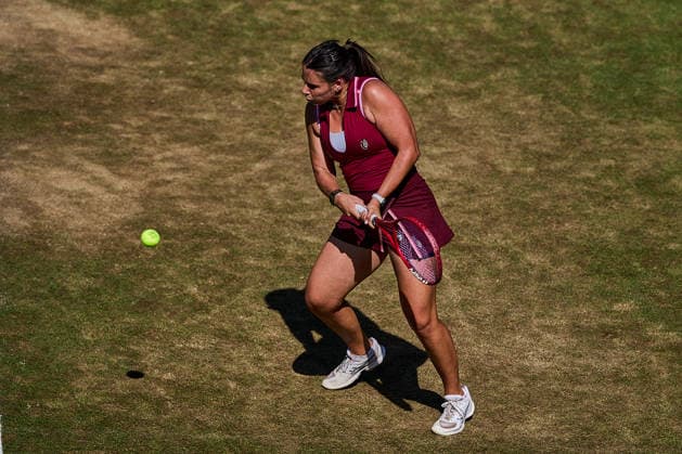 June 24, 2026, Bad Homburg, Hessen, Germany: Emma Navarro of United States returns with backhand to Iga Swiatek of Poland during the BAD HOMBURG OPEN powered by SOLARWATTT- WTA500 - Womens Tennis, 24.6.2026 in Bad Homburg (Tennis-Club Bad Homburg), Germany - Photo: Tennis 2026: Bad Hombug Open - WTA500: NAVARO Vs SWIATEK  - ZUMAs343 20260624_zsp_s343_081 Copyright: xMathiasxSchulzx