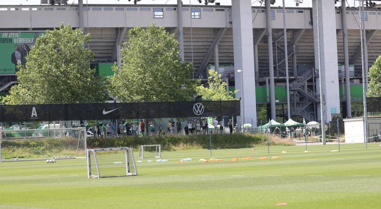 Fans der Wolfsburger warten auf das Team Fussball, Herren, Saison 2026 2027, 2. Bundesliga, VfL Wolfsburg , Saisonvorbereitung, Trainingsauftakt DFL REGULATIONS PROHIBIT ANY USE OF PHOTOGRAPHS AS IMAGE SEQUENCES AND OR QUASI-VIDEO. *** Wolfsburg fans are waiting for the men s soccer team, 2026–2027 season, 2. Bundesliga, VfL Wolfsburg, preseason, start of training. DFL REGULATIONS PROHIBIT ANY USE OF PHOTOGRAPHS AS IMAGE SEQUENCES AND OR QUASI-VIDEO