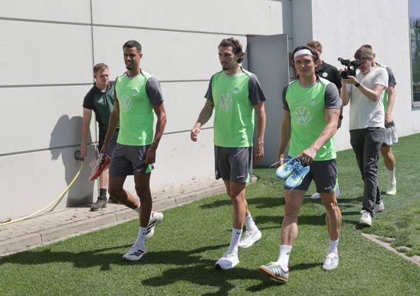 Die Neuzugaenge des VfL Wolfsburg auf dem Weg zum Training, v.l. Robert Glatzel, Fraser Hornby und Fabian Reese Fussball, Herren, Saison 2026 2027, 2. Bundesliga, VfL Wolfsburg , Saisonvorbereitung, Trainingsauftakt DFL REGULATIONS PROHIBIT ANY USE OF PHOTOGRAPHS AS IMAGE SEQUENCES AND OR QUASI-VIDEO. *** VfL Wolfsburg s new signings on their way to training, from left: Robert Glatzel, Fraser Hornby, and Fabian Reese; Soccer, Men s, 2026–2027 Season, 2. Bundesliga, VfL Wolfsburg, preseason, first day of training. DFL REGULATIONS PROHIBIT ANY USE OF PHOTOGRAPHS AS IMAGE SEQUENCES AND OR QUASI-VIDEO