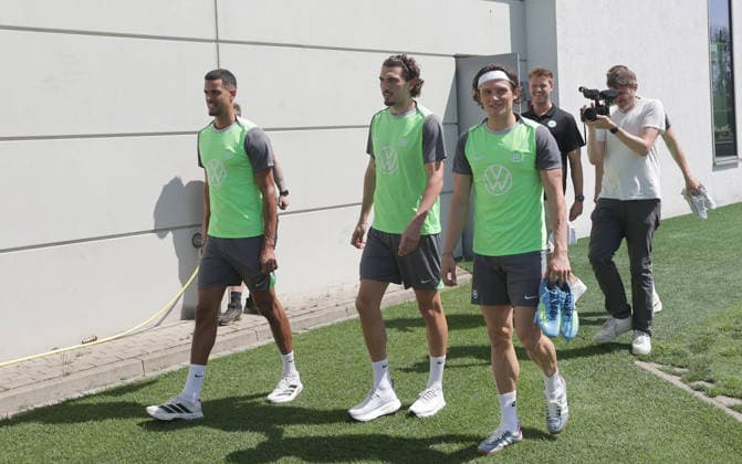 Die Neuzugaenge des VfL Wolfsburg auf dem Weg zum Training, v.l. Robert Glatzel, Fraser Hornby und Fabian Reese Fussball, Herren, Saison 2026 2027, 2. Bundesliga, VfL Wolfsburg , Saisonvorbereitung, Trainingsauftakt DFL REGULATIONS PROHIBIT ANY USE OF PHOTOGRAPHS AS IMAGE SEQUENCES AND OR QUASI-VIDEO. *** VfL Wolfsburg s new signings on their way to training, from left: Robert Glatzel, Fraser Hornby, and Fabian Reese; Soccer, Men s, 2026–2027 Season, 2. Bundesliga, VfL Wolfsburg, preseason, first day of training. DFL REGULATIONS PROHIBIT ANY USE OF PHOTOGRAPHS AS IMAGE SEQUENCES AND OR QUASI-VIDEO