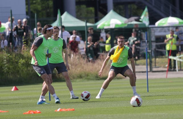 Fabian Reese, Hauke Wahl (Wolfsburg) Fussball, Herren, Saison 2026 2027, 2. Bundesliga, VfL Wolfsburg , Saisonvorbereitung, Trainingsauftakt DFL REGULATIONS PROHIBIT ANY USE OF PHOTOGRAPHS AS IMAGE SEQUENCES AND OR QUASI-VIDEO. *** Fabian Reese, Hauke Wahl, Wolfsburg Soccer, Men s Team, 2026–2027 Season, 2. Bundesliga, VfL Wolfsburg, Preseason, Start of Training DFL REGULATIONS PROHIBIT ANY USE OF PHOTOGRAPHS AS IMAGE SEQUENCES AND OR QUASI-VIDEO