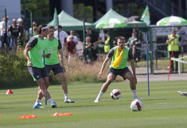 Fabian Reese, Hauke Wahl (Wolfsburg) Fussball, Herren, Saison 2026 2027, 2. Bundesliga, VfL Wolfsburg , Saisonvorbereitung, Trainingsauftakt DFL REGULATIONS PROHIBIT ANY USE OF PHOTOGRAPHS AS IMAGE SEQUENCES AND OR QUASI-VIDEO. *** Fabian Reese, Hauke Wahl, Wolfsburg Soccer, Men s Team, 2026–2027 Season, 2. Bundesliga, VfL Wolfsburg, Preseason, Start of Training DFL REGULATIONS PROHIBIT ANY USE OF PHOTOGRAPHS AS IMAGE SEQUENCES AND OR QUASI-VIDEO