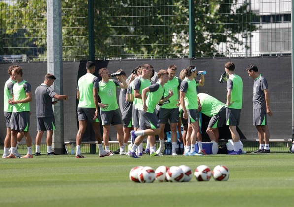 Trinkpause VfL Wolfsburg Fussball, Herren, Saison 2026 2027, 2. Bundesliga, VfL Wolfsburg , Saisonvorbereitung, Trainingsauftakt DFL REGULATIONS PROHIBIT ANY USE OF PHOTOGRAPHS AS IMAGE SEQUENCES AND OR QUASI-VIDEO. *** Water Break: VfL Wolfsburg Soccer, Men s Team, 2026–2027 Season, 2. Bundesliga, VfL Wolfsburg, Preseason, Start of Training DFL REGULATIONS PROHIBIT ANY USE OF PHOTOGRAPHS AS IMAGE SEQUENCES AND OR QUASI-VIDEO