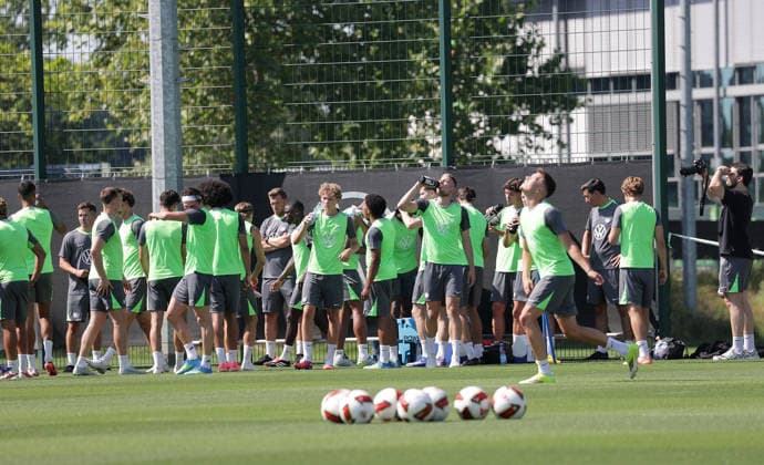 Trinkpause VfL Wolfsburg Fussball, Herren, Saison 2026 2027, 2. Bundesliga, VfL Wolfsburg , Saisonvorbereitung, Trainingsauftakt DFL REGULATIONS PROHIBIT ANY USE OF PHOTOGRAPHS AS IMAGE SEQUENCES AND OR QUASI-VIDEO. *** Water Break: VfL Wolfsburg Soccer, Men s Team, 2026–2027 Season, 2. Bundesliga, VfL Wolfsburg, Preseason, Start of Training DFL REGULATIONS PROHIBIT ANY USE OF PHOTOGRAPHS AS IMAGE SEQUENCES AND OR QUASI-VIDEO