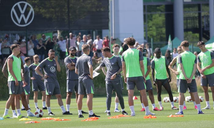 Trainer Tobias Strobl (VfL Wolfsburg) inmitten seines teams Fussball, Herren, Saison 2026 2027, 2. Bundesliga, VfL Wolfsburg , Saisonvorbereitung, Trainingsauftakt DFL REGULATIONS PROHIBIT ANY USE OF PHOTOGRAPHS AS IMAGE SEQUENCES AND OR QUASI-VIDEO. *** Coach Tobias Strobl of VfL Wolfsburg surrounded by his team, Men s Soccer, 2026–2027 season, 2. Bundesliga, VfL Wolfsburg, preseason, start of training. DFL REGULATIONS PROHIBIT ANY USE OF PHOTOGRAPHS AS IMAGE SEQUENCES AND OR QUASI-VIDEO