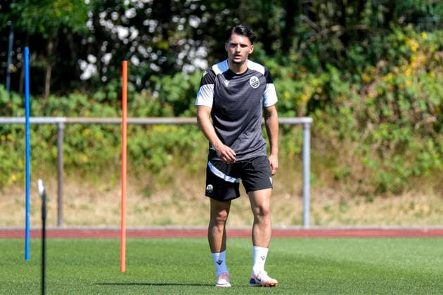 Medin Kojic (SVS, Probespieler), Freisteller, Ganzkörper, Einzelbild, Einzelfoto, Aktion, Action, 24.06.2026, Sandhausen (Deutschland), Fussball, Regionalliga Südwest, Trainingsauftakt beim SV Sandhausen *** Medin Kojic SVS, Trial Player, Cutout, Full Body, Single Frame, Single Photo, Action, June 24, 2026, Sandhausen, Germany, Soccer, Regionalliga Südwest, Start of training at SV Sandhausen xozx