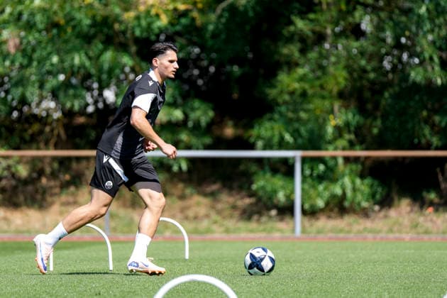 Medin Kojic (SVS, Probespieler), am Ball, Freisteller, Ganzkörper, Einzelbild, Einzelfoto, Aktion, Action, 24.06.2026, Sandhausen (Deutschland), Fussball, Regionalliga Südwest, Trainingsauftakt beim SV Sandhausen *** Medin Kojic SVS, trial player, on the ball, cutout, full-body, single frame, single photo, action, June 24, 2026, Sandhausen, Germany, soccer, Regionalliga Südwest, start of training at SV Sandhausen xozx