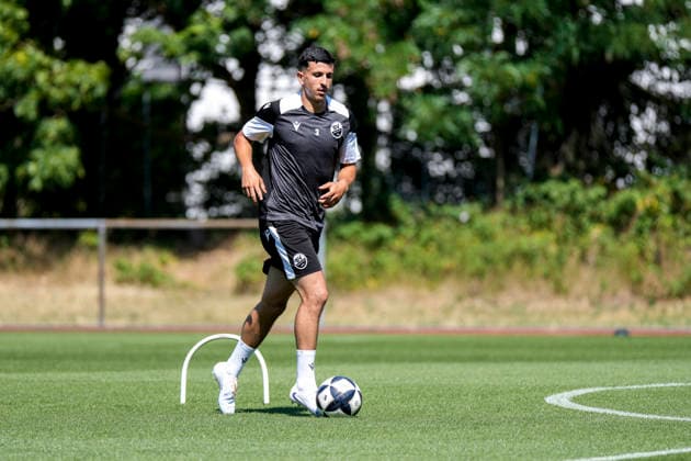 Imad Jaadar (SVS, Probespieler), am Ball, Freisteller, Ganzkörper, Einzelbild, Einzelfoto, Aktion, Action, 24.06.2026, Sandhausen (Deutschland), Fussball, Regionalliga Südwest, Trainingsauftakt beim SV Sandhausen *** Imad Jaadar SVS, trial player, on the ball, isolated figure, full-body shot, single frame, single photo, action, June 24, 2026, Sandhausen, Germany, soccer, Regionalliga Südwest, start of training at SV Sandhausen xozx