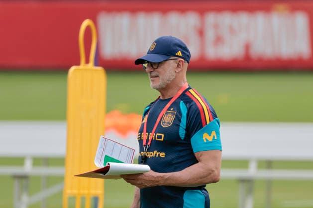 Spain s head coach Luis de la Fuente leads a team s training session in Chattanooga, Tenesse, United States, 24 June 2026. Spain will face Uruguay in their 2026 FIFA World Cup, WM, Weltmeisterschaft, Fussball Group H soccer match on 27 June. 2026 FIFA World Cup - Group H - Spain s training !ACHTUNG: NUR REDAKTIONELLE NUTZUNG!  Copyright: xLavandeiraxjrx GRAF5209 20260624-55020696063_1