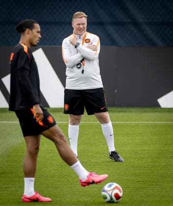 KANSAS CITY - Virgil van Dijk of the Netherlands and Netherlands coach Ronald Koeman during a training session of the Dutch national team, Nationalteam at the KC Current Training Facility, on June 24, 2026, in Kansas City. The Dutch team is preparing for the match against Tunisia during the FIFA World Cup, WM, Weltmeisterschaft, Fussball KOEN VAN WEEL ANP xVIxANPxSportx xxANPxIVx 561854598 originalFilename: 561854598.jpg