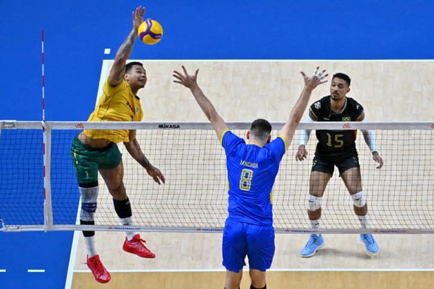 LJUBLJANA, SLOVENIA - JUNE 24: Darlan Ferreira Souza of Brazil (L) in action against Dmytro Yanchuk of Ukraine (C) during the FIVB Men s Volleyball Nations League match between Ukraine and Brazil at Arena Stozice, Ljubljana on June 24, 2026 in Ljubljana, Slovenia. (Photo by Igor Kupljenik Sports Press Photo).  Copyright: xIgorxKupljenikx xSPPx Sportspressphoto_SPR175134