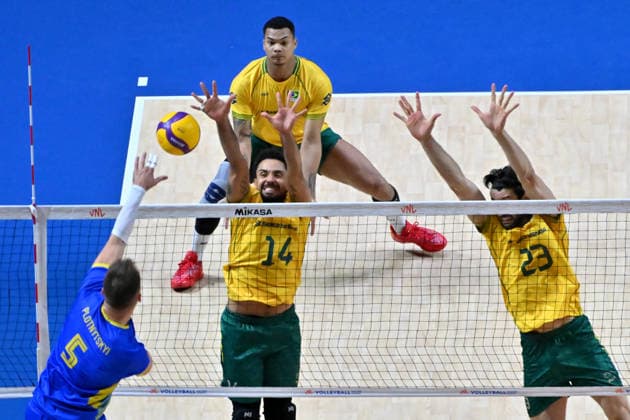 LJUBLJANA, SLOVENIA - JUNE 24: Oleh Plotrytskyi of Ukraine (L) in action against Fernando Cachopa Kreling of Brazil (C) during the FIVB Men s Volleyball Nations League match between Ukraine and Brazil at Arena Stozice, Ljubljana on June 24, 2026 in Ljubljana, Slovenia. (Photo by Igor Kupljenik Sports Press Photo).  Copyright: xIgorxKupljenikx xSPPx Sportspressphoto_SPR175135