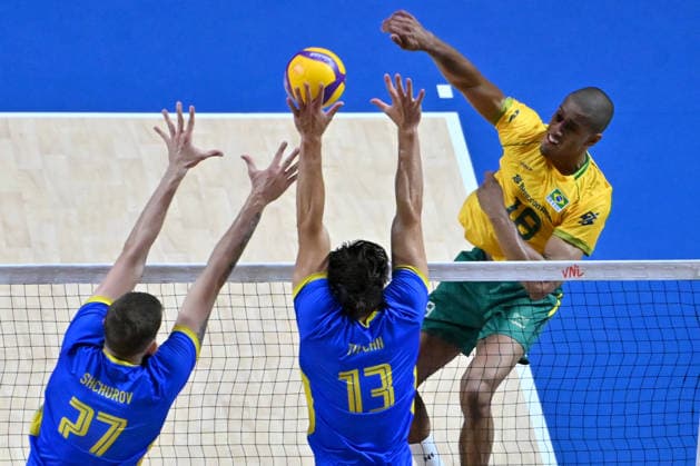 LJUBLJANA, SLOVENIA - JUNE 24: Ricardo Lucarelli Souza of Brazil (R) in action against Vasyl Tupchii of Ukraine (C) during the FIVB Men s Volleyball Nations League match between Ukraine and Brazil at Arena Stozice, Ljubljana on June 24, 2026 in Ljubljana, Slovenia. (Photo by Igor Kupljenik Sports Press Photo).  Copyright: xIgorxKupljenikx xSPPx Sportspressphoto_SPR175142