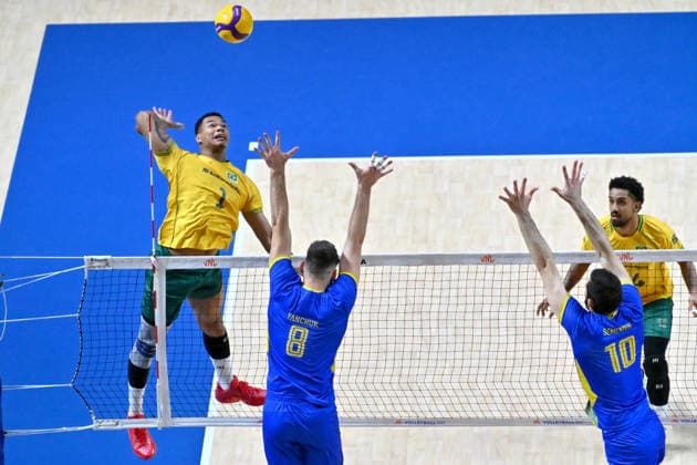 LJUBLJANA, SLOVENIA - JUNE 24: Darlan Ferreira Souza of Brazil (L) in action against Dmytro Yanchuk of Ukraine (2L) during the FIVB Men s Volleyball Nations League match between Ukraine and Brazil at Arena Stozice, Ljubljana on June 24, 2026 in Ljubljana, Slovenia. (Photo by Igor Kupljenik Sports Press Photo).  Copyright: xIgorxKupljenikx xSPPx Sportspressphoto_SPR175144