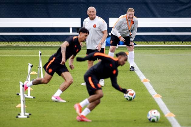 KANSAS CITY - Netherlands coach Ronald Koeman (r) watches the performance of Tijjani Reijnders of the Netherlands and Crysencio Summerville of the Netherlands during a training session of the Dutch national team, Nationalteam at the KC Current Training Facility on June 24, 2026, in Kansas City. The Dutch team is preparing for the match against Tunisia at the FIFA World Cup, WM, Weltmeisterschaft, Fussball ROBIN VAN LONKHUIJSEN ANP xVIxANPxSportx xxANPxIVx 561854762 originalFilename: 561854762.jpg