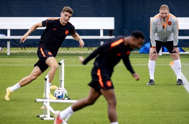KANSAS CITY - Netherlands coach Ronald Koeman (r) watches the performance of Guus Til of the Netherlands and Ryan Gravenberch of the Netherlands during a training session of the Dutch national team, Nationalteam at the KC Current Training Facility, on June 24, 2026, in Kansas City. The Dutch team is preparing for the match against Tunisia at the FIFA World Cup, WM, Weltmeisterschaft, Fussball ROBIN VAN LONKHUIJSEN ANP xVIxANPxSportx xxANPxIVx 561854906 originalFilename: 561854906.jpg