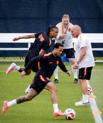 KANSAS CITY - Netherlands coach Ronald Koeman (r) watches the performance of Nathan Ake of the Netherlands and Justin Kluivert of the Netherlands during a training session of the Dutch national team, Nationalteam at the KC Current Training Facility on June 24, 2026, in Kansas City. The Dutch team is preparing for the match against Tunisia at the FIFA World Cup, WM, Weltmeisterschaft, Fussball ROBIN VAN LONKHUIJSEN ANP xVIxANPxSportx xxANPxIVx 561855166 originalFilename: 561855166.jpg