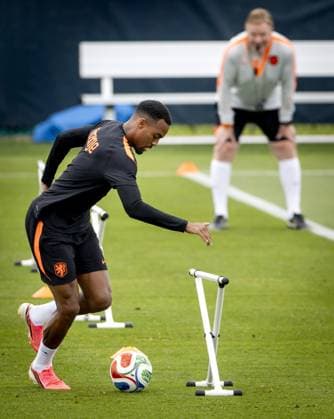 KANSAS CITY - Ryan Gravenberch of the Netherlands and Netherlands coach Ronald Koeman during a training session of the Dutch national team, Nationalteam at the KC Current Training Facility, on June 24, 2026, in Kansas City. The Dutch team is preparing for the match against Tunisia during the FIFA World Cup, WM, Weltmeisterschaft, Fussball KOEN VAN WEEL ANP xVIxANPxSportx xxANPxIVx 561855387 originalFilename: 561855387.jpg