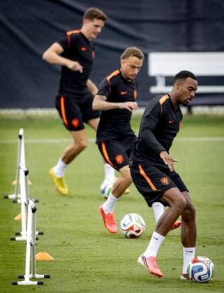 KANSAS CITY - Guus Til of the Netherlands, Noa Lang of the Netherlands, and Ryan Gravenberch of the Netherlands during a training session of the Dutch national team, Nationalteam at the KC Current Training Facility on June 24, 2026, in Kansas City. The Dutch team is preparing for the match against Tunisia at the FIFA World Cup, WM, Weltmeisterschaft, Fussball KOEN VAN WEEL ANP xVIxANPxSportx xxANPxIVx 561855455 originalFilename: 561855455.jpg